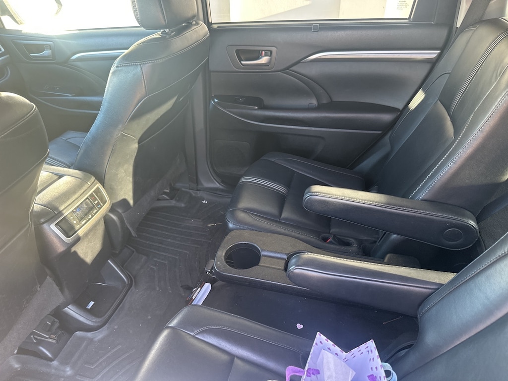 Used 2017 Toyota Highlander SE SUV