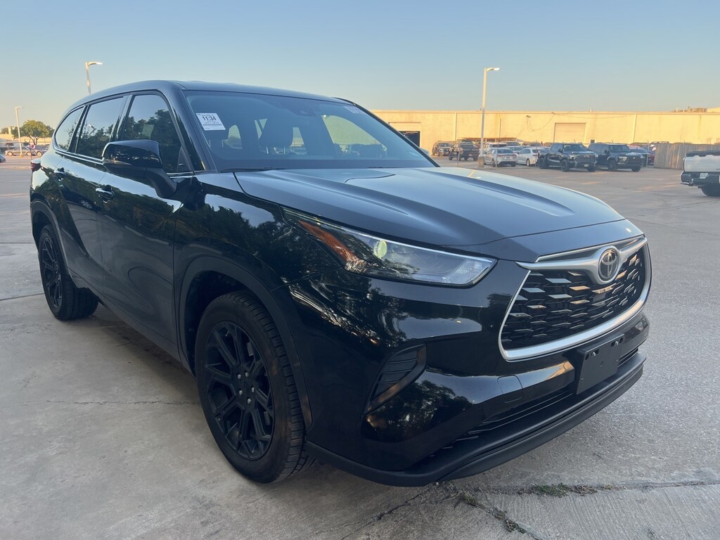 Used 2022 Toyota Highlander L w/20-in Black Forged Alloy Wheels SUV
