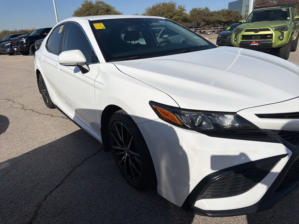Used 2024 Toyota Camry SE w/18-Inch x 8J Alloy Wheels/Black Out Badges Sedan