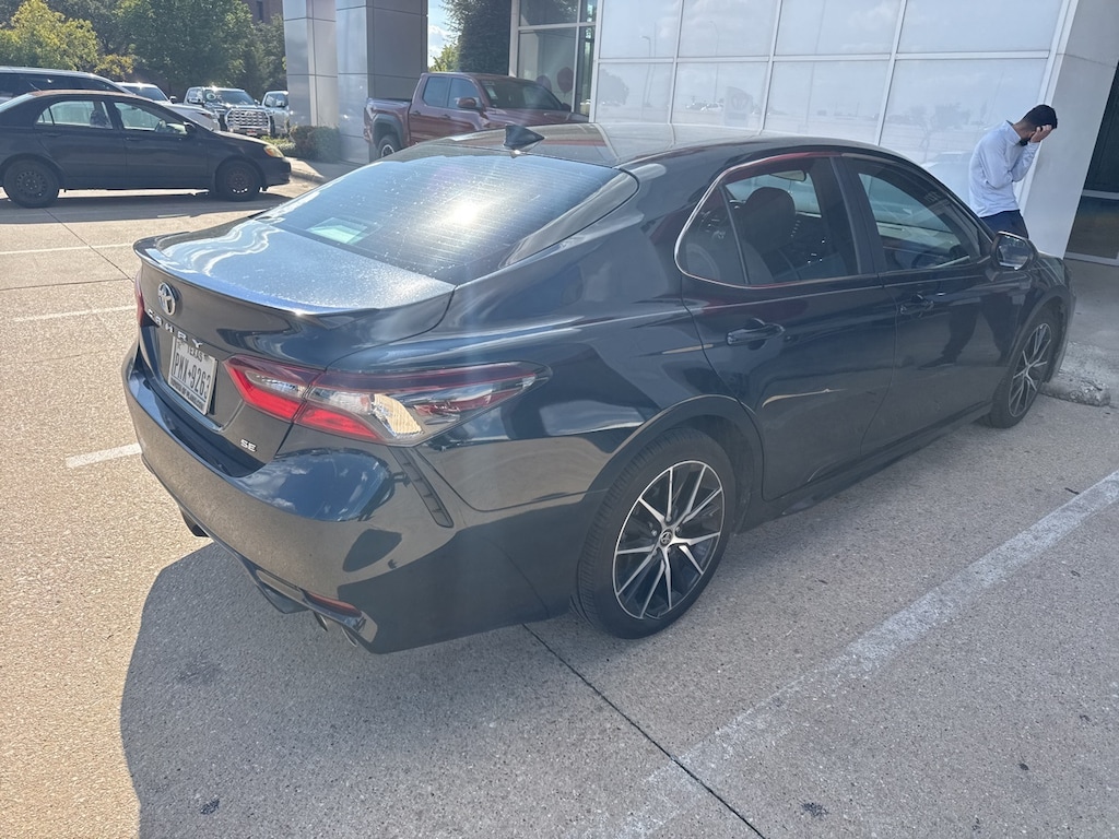 Used 2021 Toyota Camry SE w/18-in Black Machined-Finish Alloy Sedan