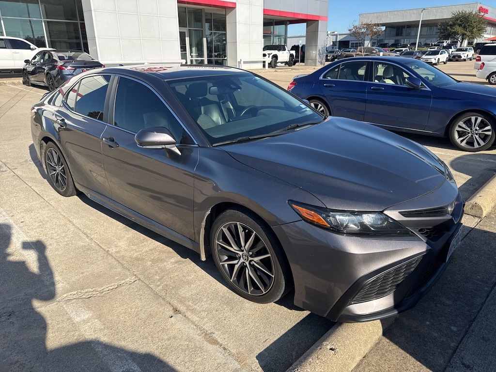 Used 2021 Toyota Camry SE w/18 Black Machined-Finish Alloy Sedan