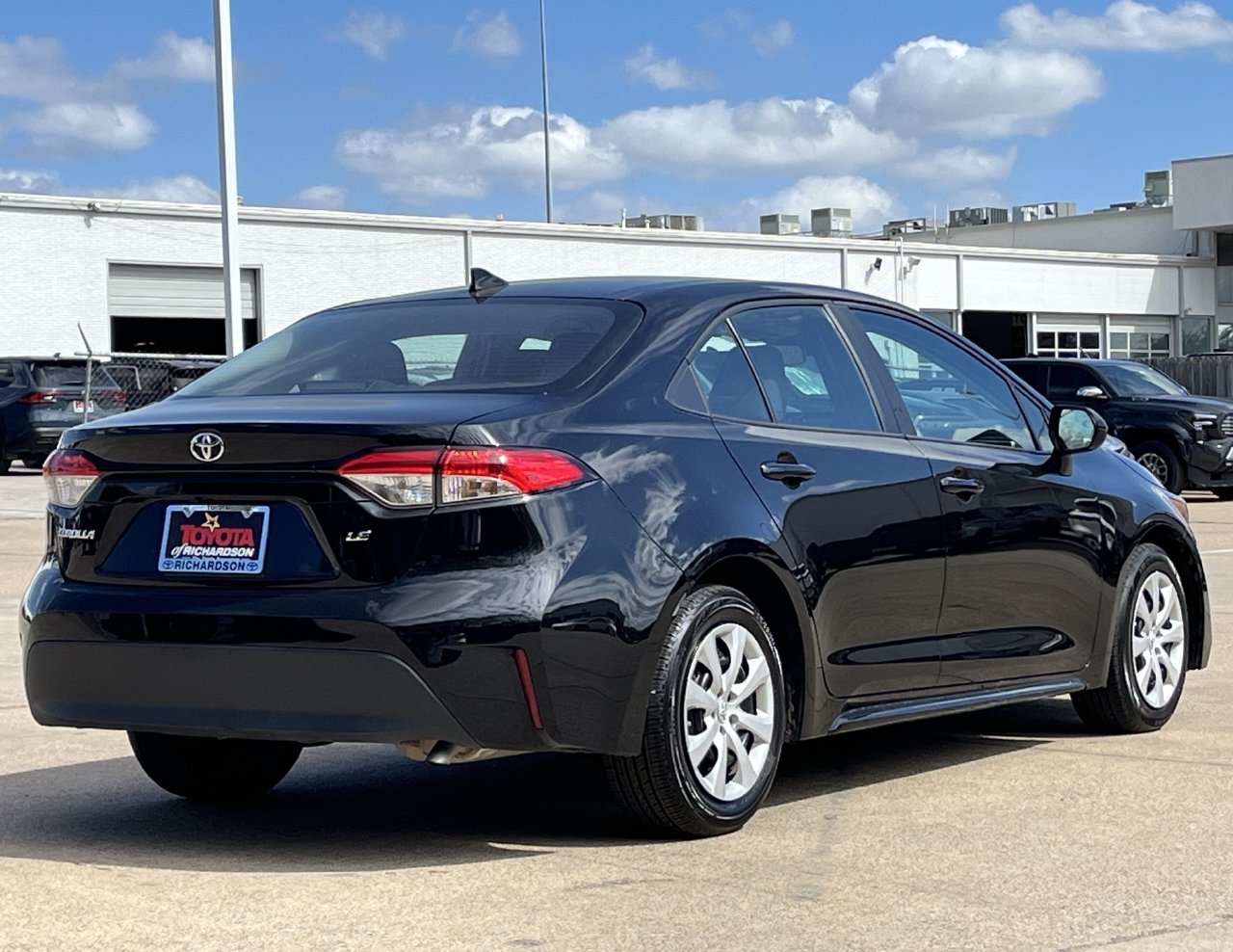 Used 2025 Toyota Corolla LE w/8-in Toyota Audio Multimedia System Sedan