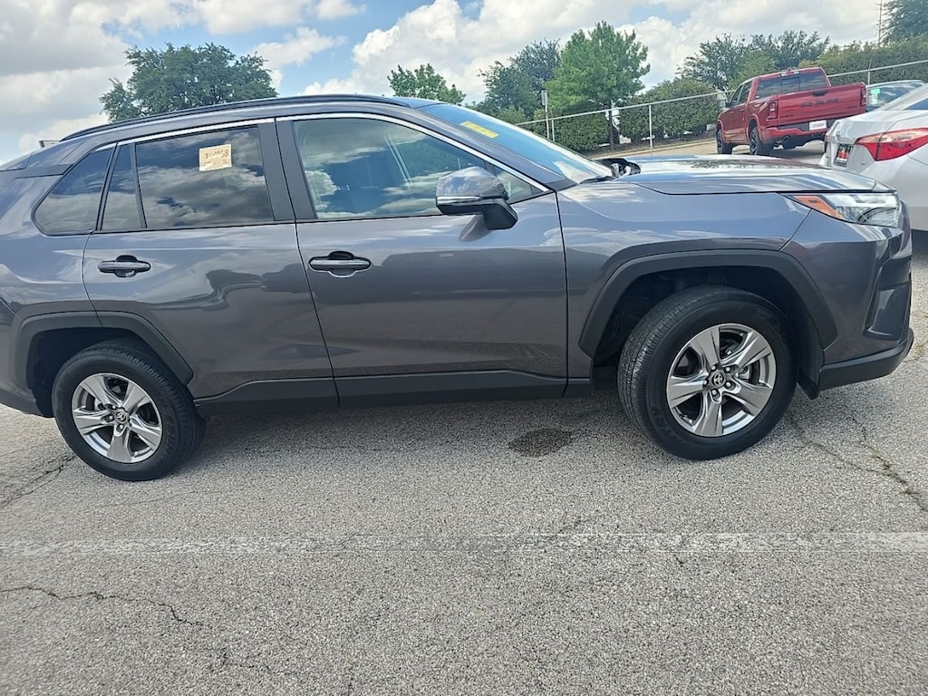 Used 2025 Toyota RAV4 XLE w/17-in 5-Spoke Silver Alloy Wheels SUV