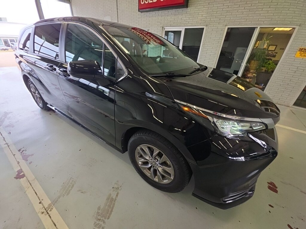 Used 2023 Toyota Sienna LE 8 Passenger Van Passenger Van