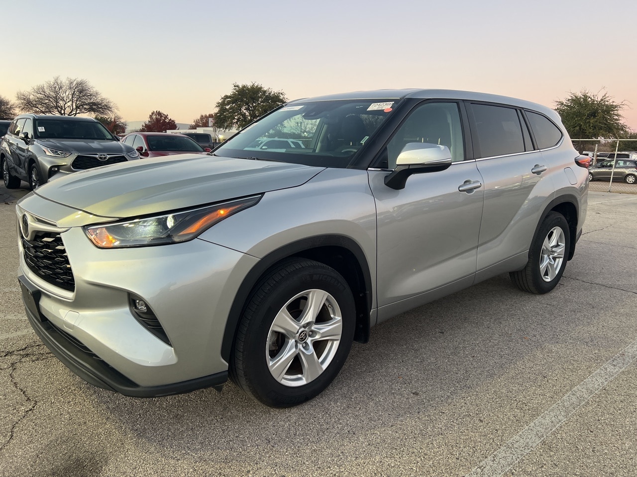 2024 Toyota Highlander LE's photo