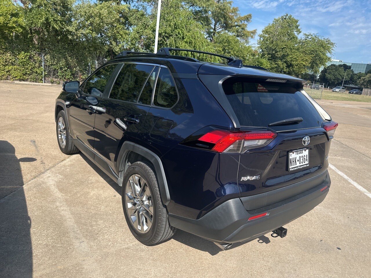 2020 Toyota RAV4 XLE Premium photo 4