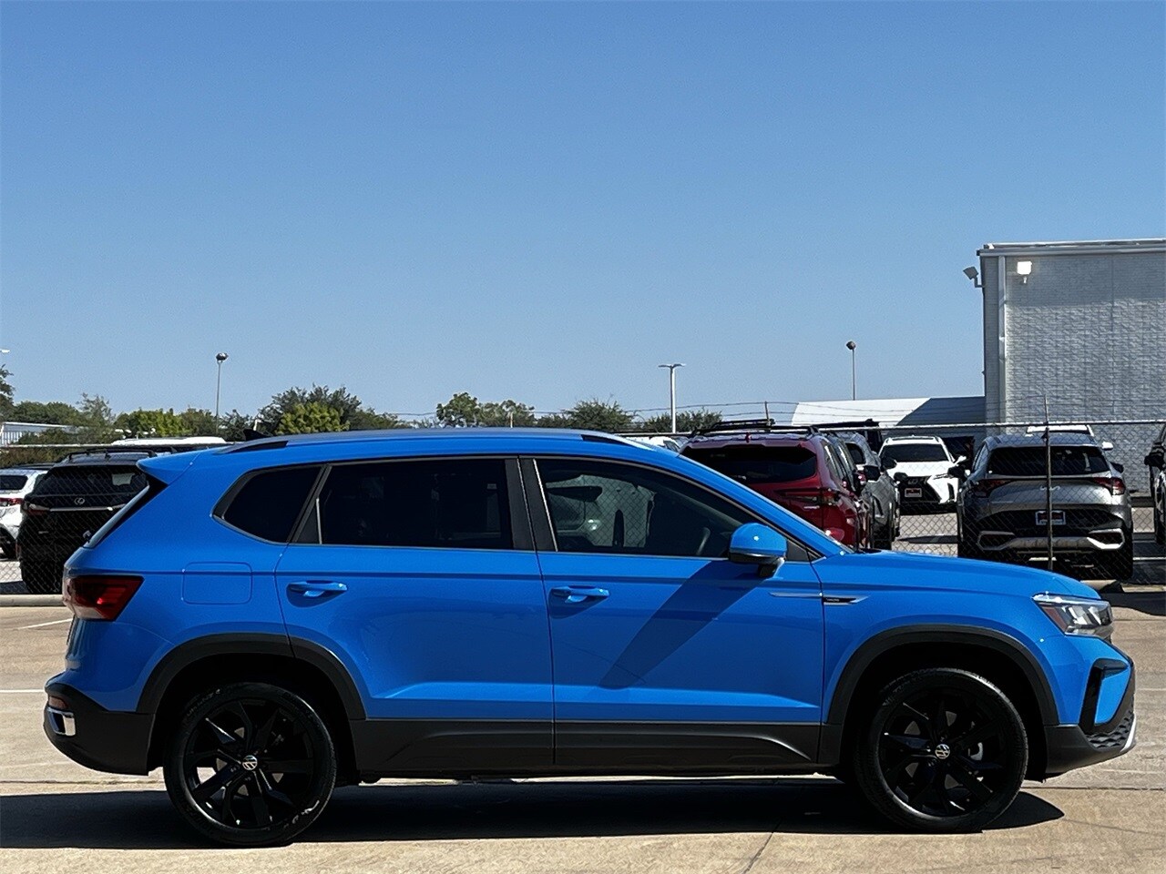 2023 Volkswagen Taos SE photo 3