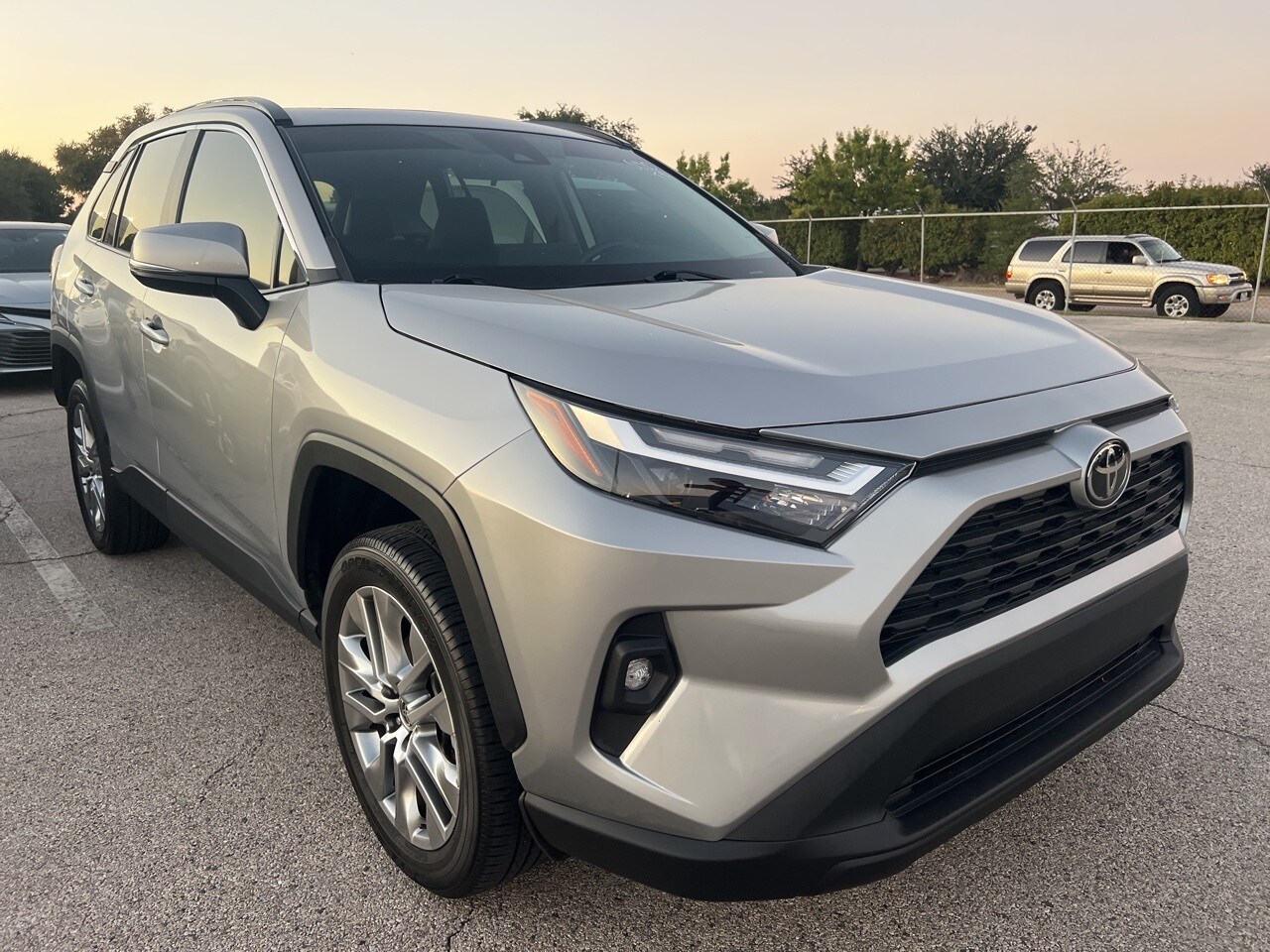 2022 Toyota RAV4 XLE Premium photo 3