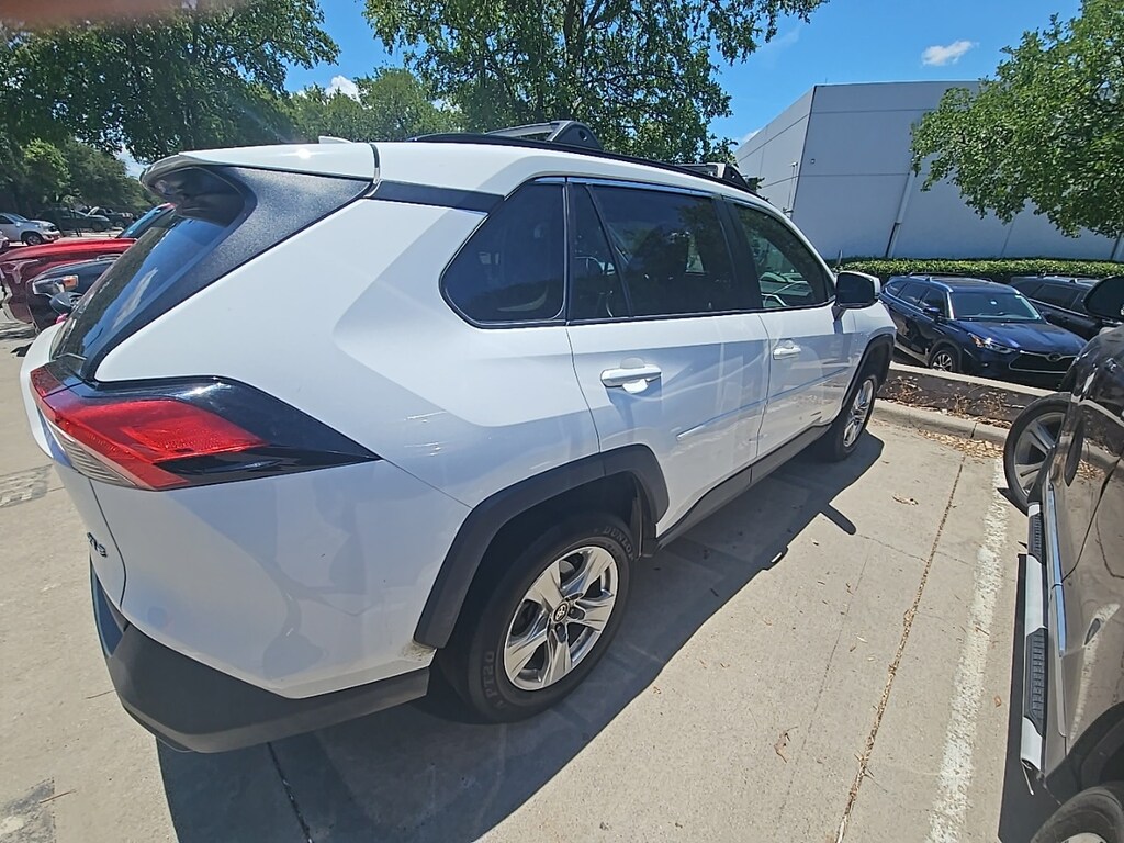 Used 2021 Toyota RAV4 XLE w/Moonroof/17-in. 5-Spoke Silver Alloy SUV