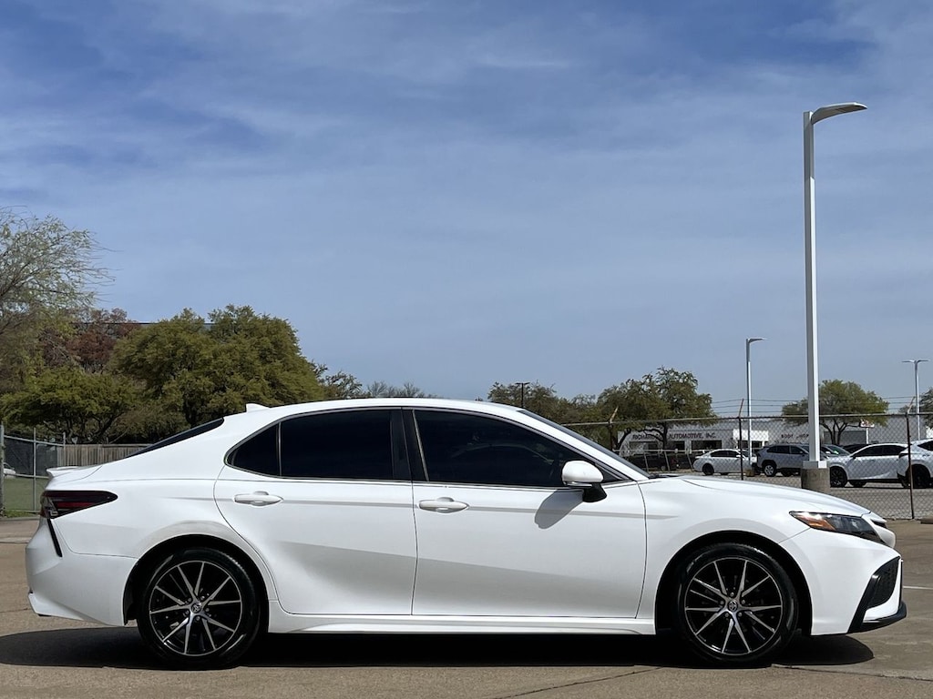 Used 2022 Toyota Camry SE w/Wheels:18-Inch Black Machined-Finish Alloy Sedan