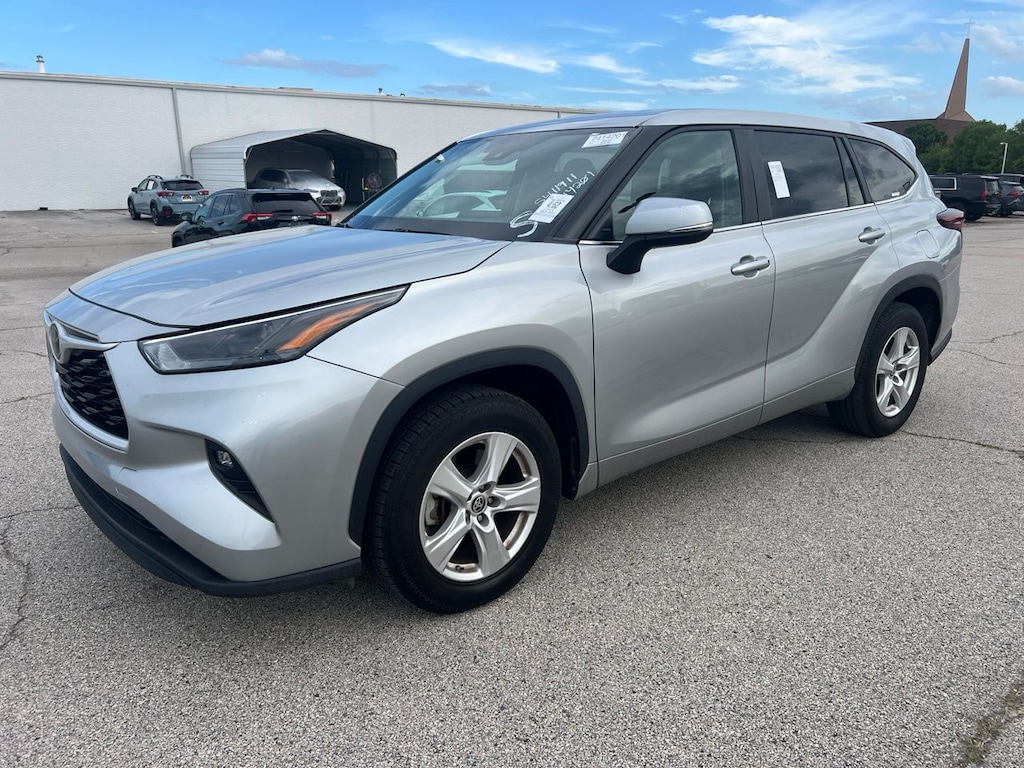 Used 2024 Toyota Highlander LE w/18-Inch Painted Alloy Wheels SUV