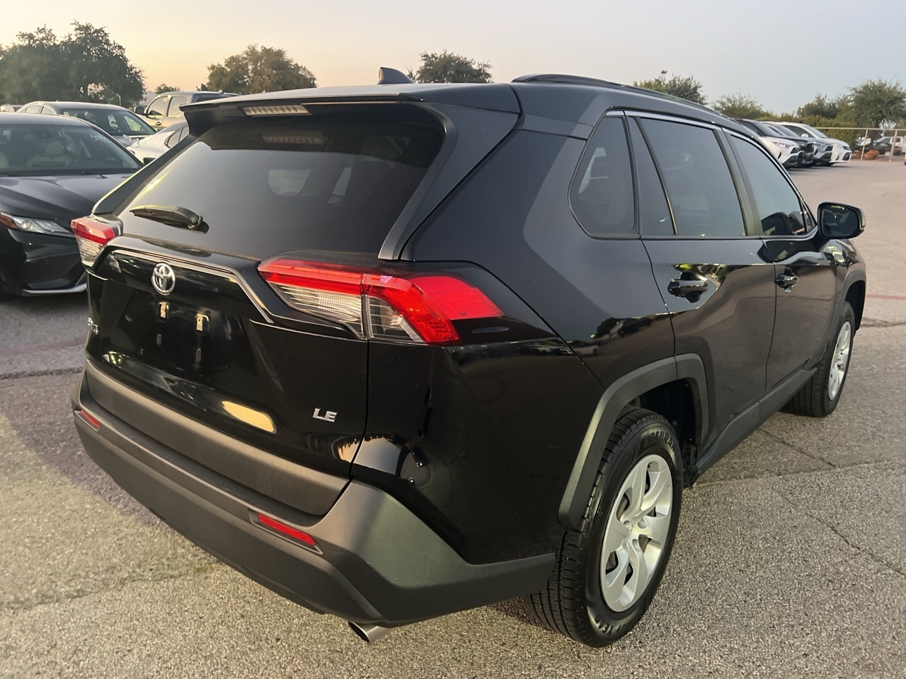 2019 Toyota RAV4 LE photo 4