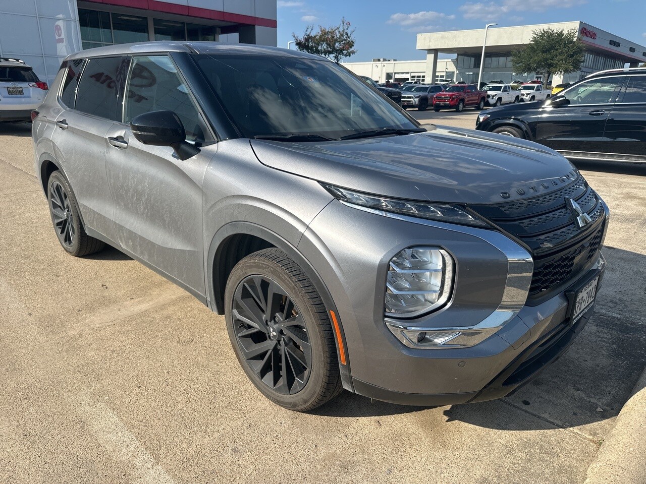 2023 Mitsubishi Outlander SEL photo 2