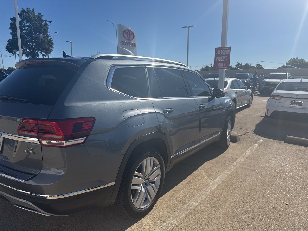 2019 Volkswagen Atlas SEL Premium photo 3