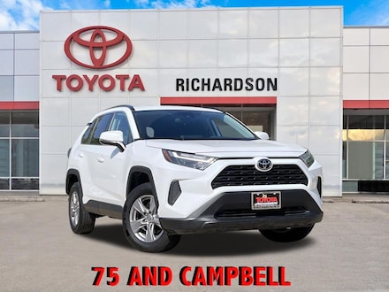2025 Toyota RAV4 XLE w/17-Inch 5-Spoke Silver Alloy Wheels SUV