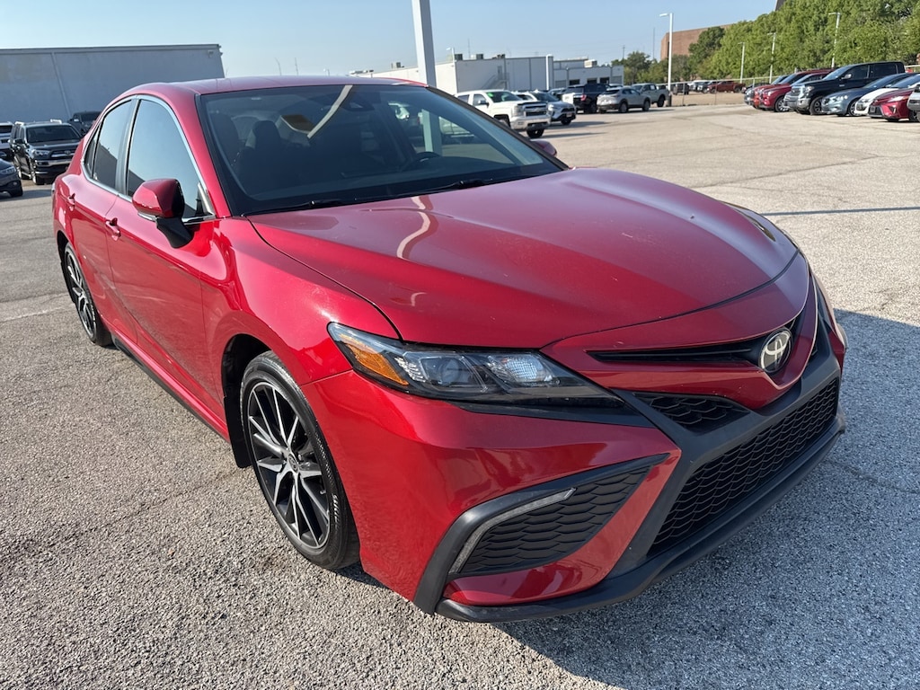 Used 2022 Toyota Camry SE w/18-in Black Machined-Finish Alloy Sedan