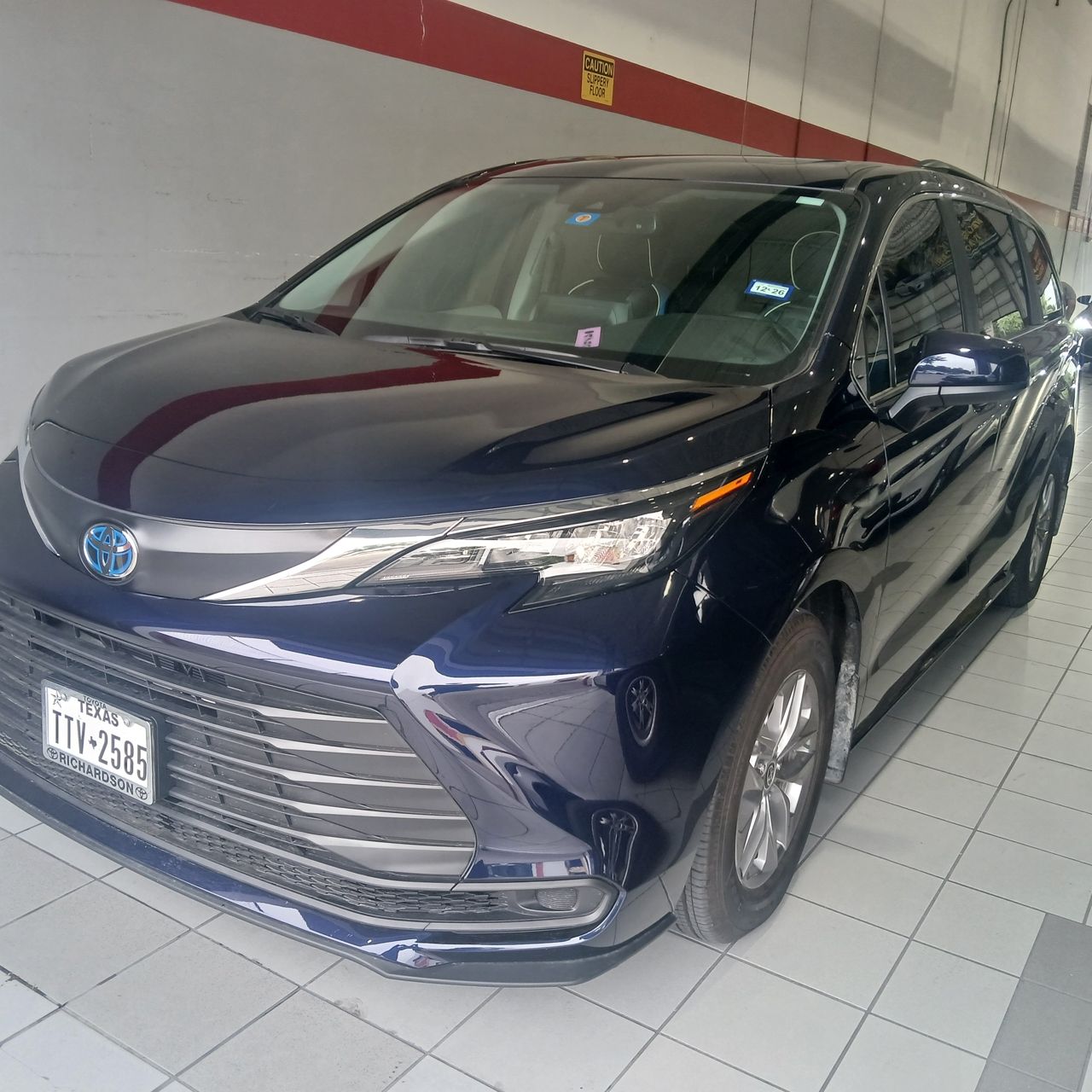 2024 Toyota Sienna LE 8-Passenger Hybrid FWD's photo
