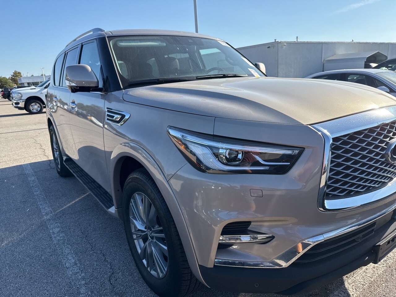 2023 Infiniti QX80 Luxe photo 3