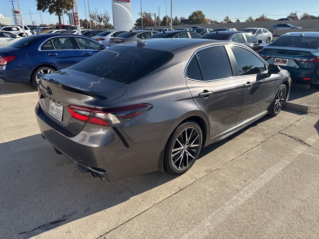 Used 2021 Toyota Camry SE w/18 Black Machined-Finish Alloy Sedan
