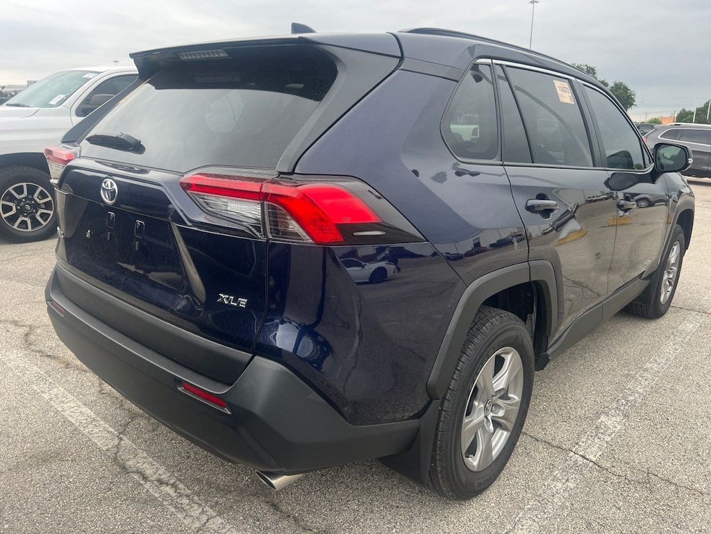 Used 2025 Toyota RAV4 XLE w/Smart-key/Sunroof/17-in 5-Spoke Silver Alloy SUV