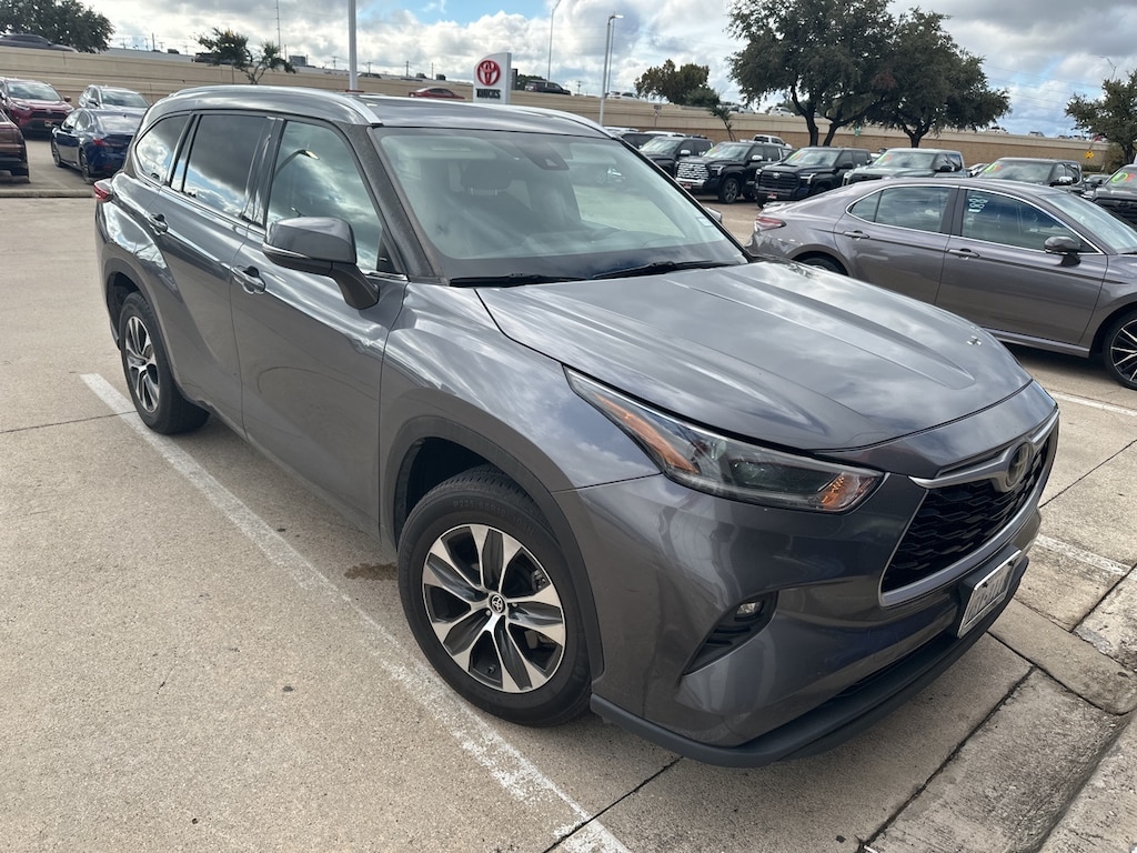 Used 2021 Toyota Highlander XLE w/Sunroof/Leather/18-in Alloy SUV