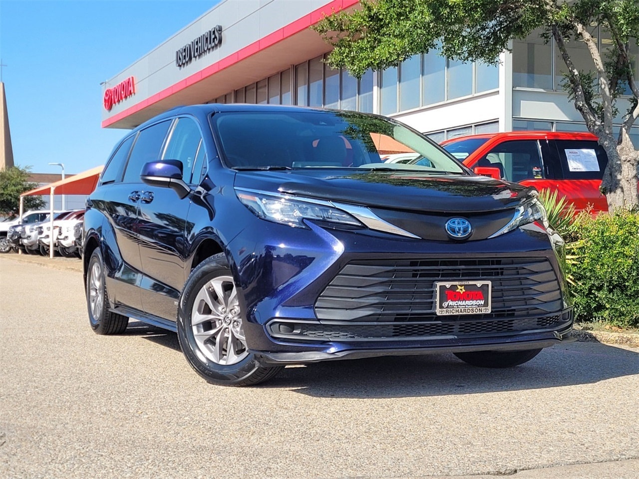 Used 2021 Toyota Sienna LE with VIN 5TDKRKEC5MS031289 for sale in Richardson, TX