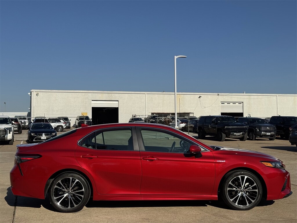 Used 2019 Toyota Camry Hybrid SE Sedan