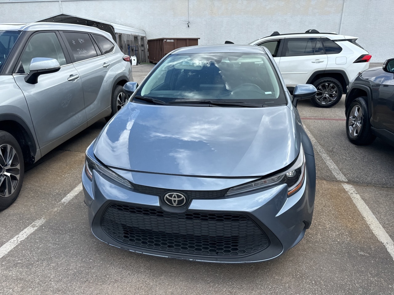 Used 2022 Toyota Corolla LE with VIN 5YFEPMAE2NP341464 for sale in Richardson, TX