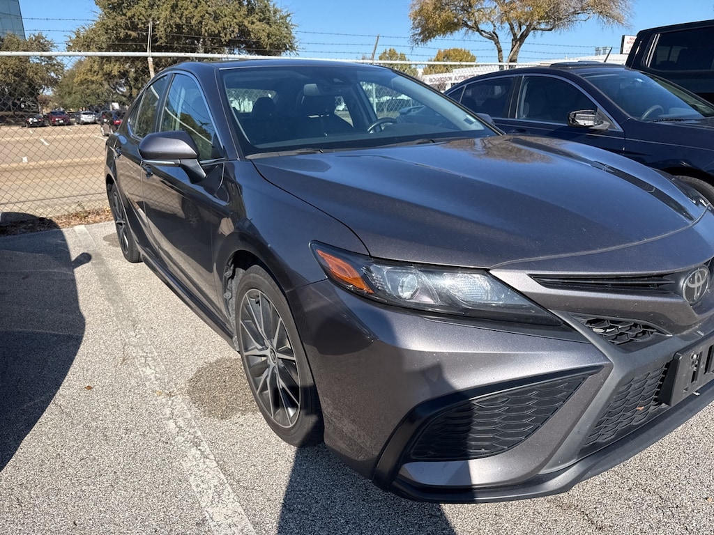 Used 2024 Toyota Camry SE w/Convenience Package/18-in x 8J Alloy Wheels Sedan