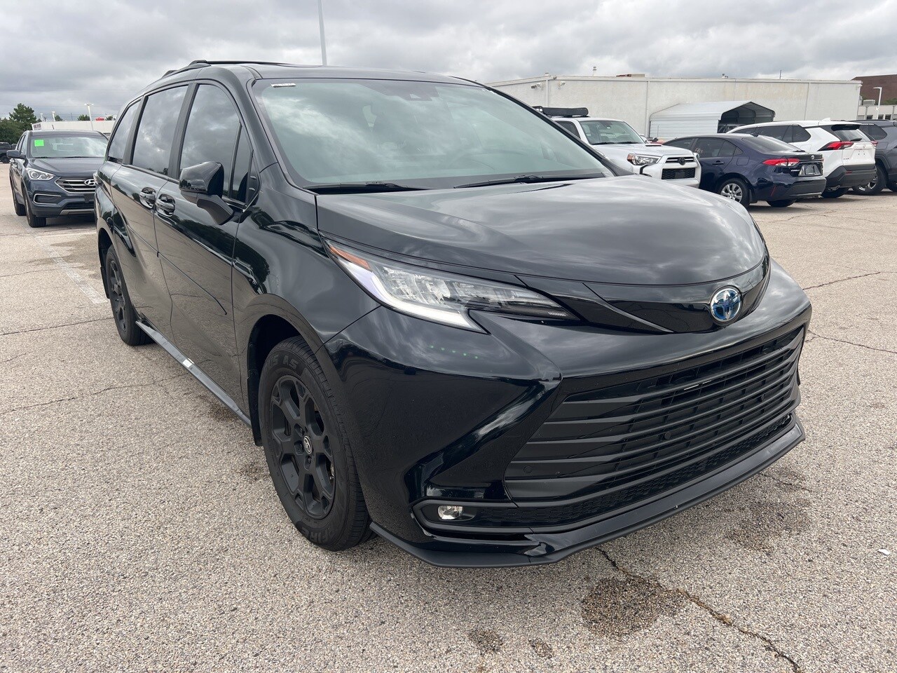 2025 Toyota Sienna Woodland Edition photo 3