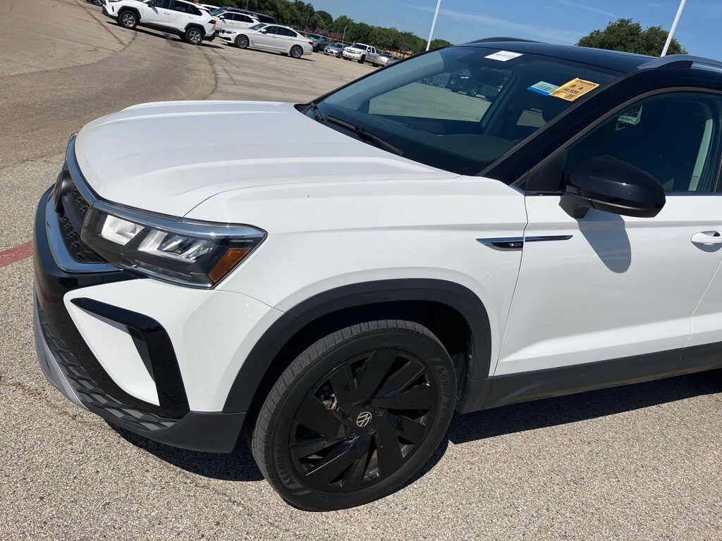 Used 2024 Volkswagen Taos 1.5T SE w/Two-Tone Exterior/Panoramic Sunroof SUV
