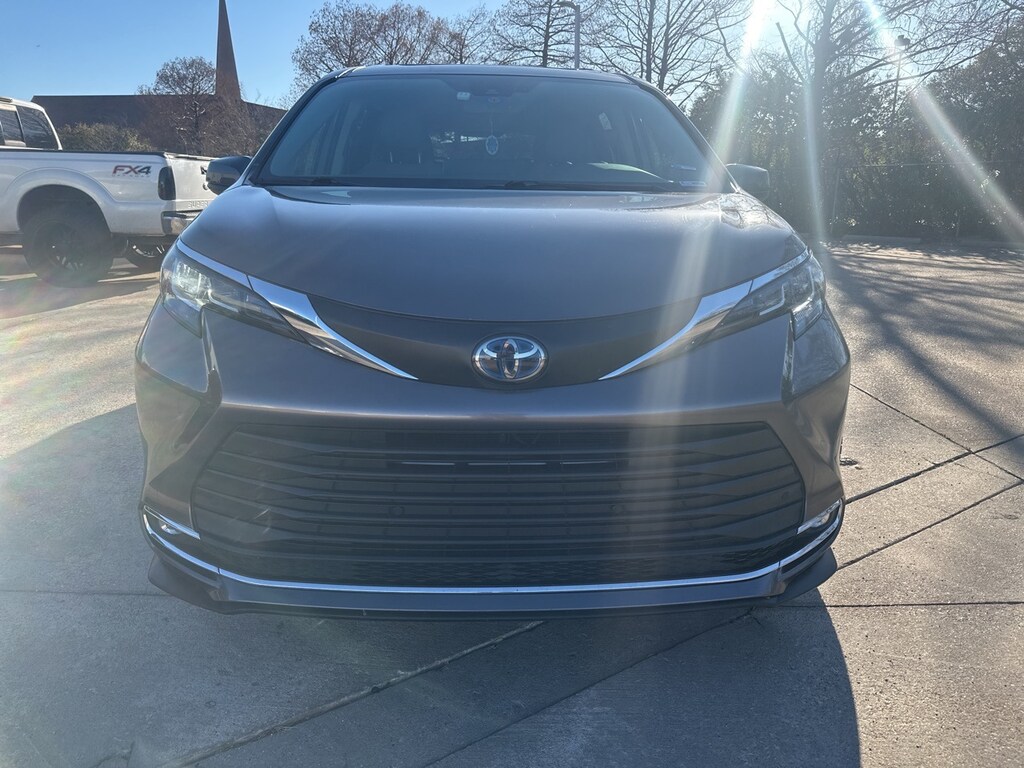 Used 2021 Toyota Sienna XLE w/Moonroof/Leather/Power Liftgate/17-in Alloy Van