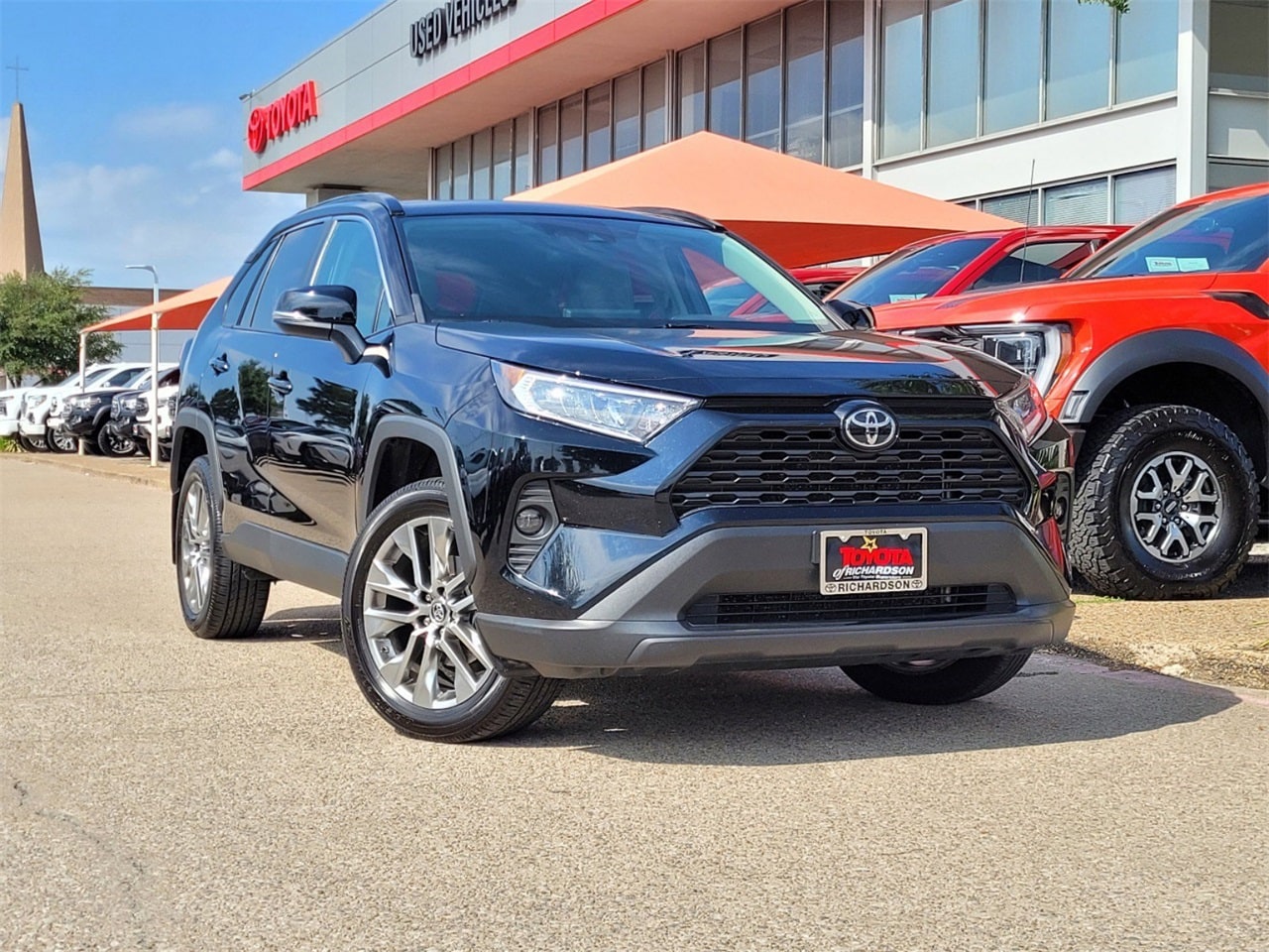 Used 2019 Toyota RAV4 XLE Premium with VIN 2T3A1RFVXKC049540 for sale in Richardson, TX