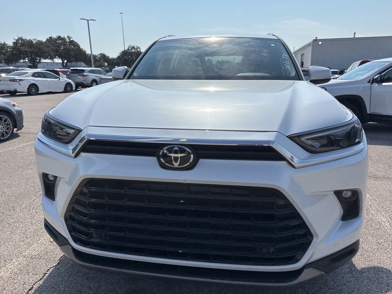2024 Toyota Highlander Hybrid Limited photo 2