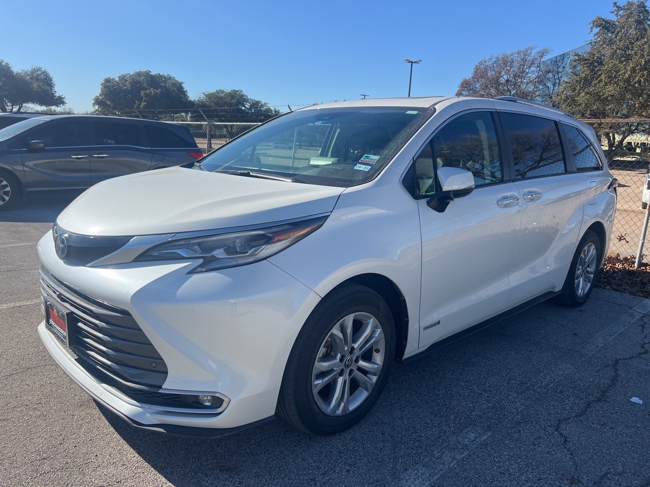 2021 Toyota Sienna Platinum's photo