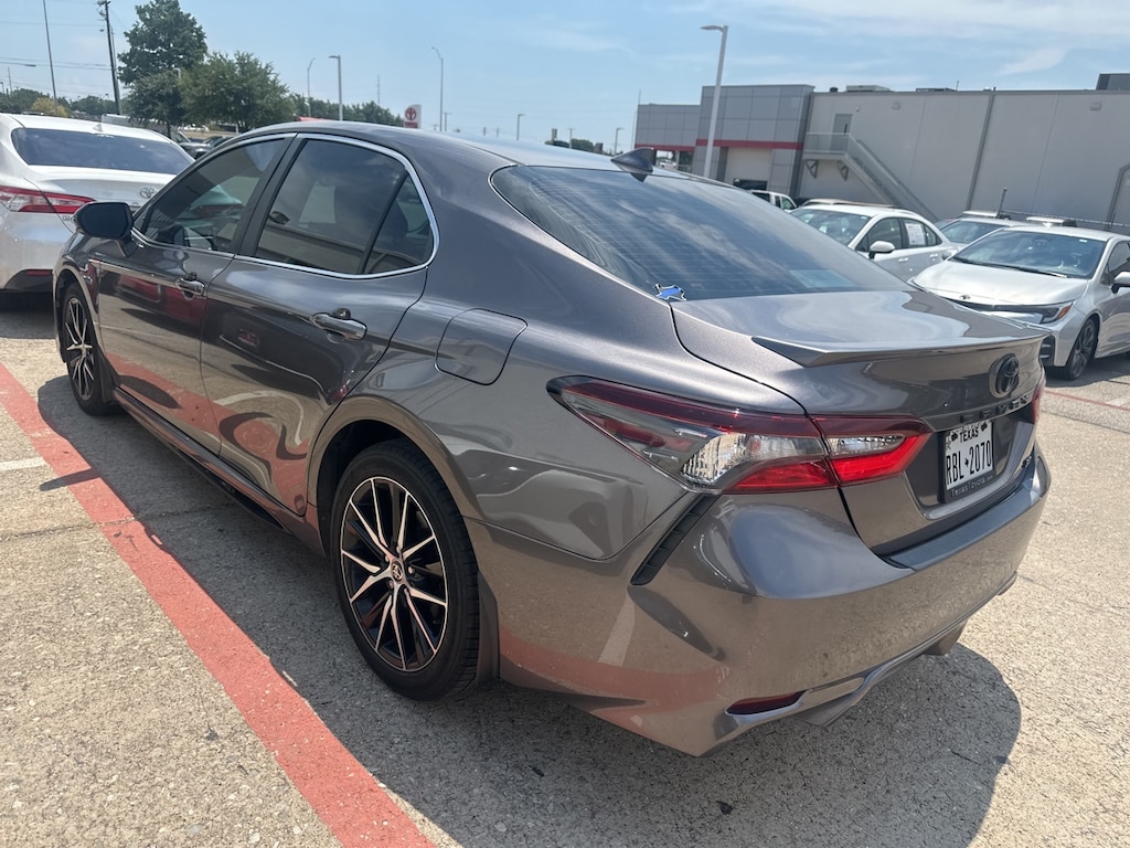Used 2022 Toyota Camry SE w/18-in. Black Machined-Finish Alloy Sedan