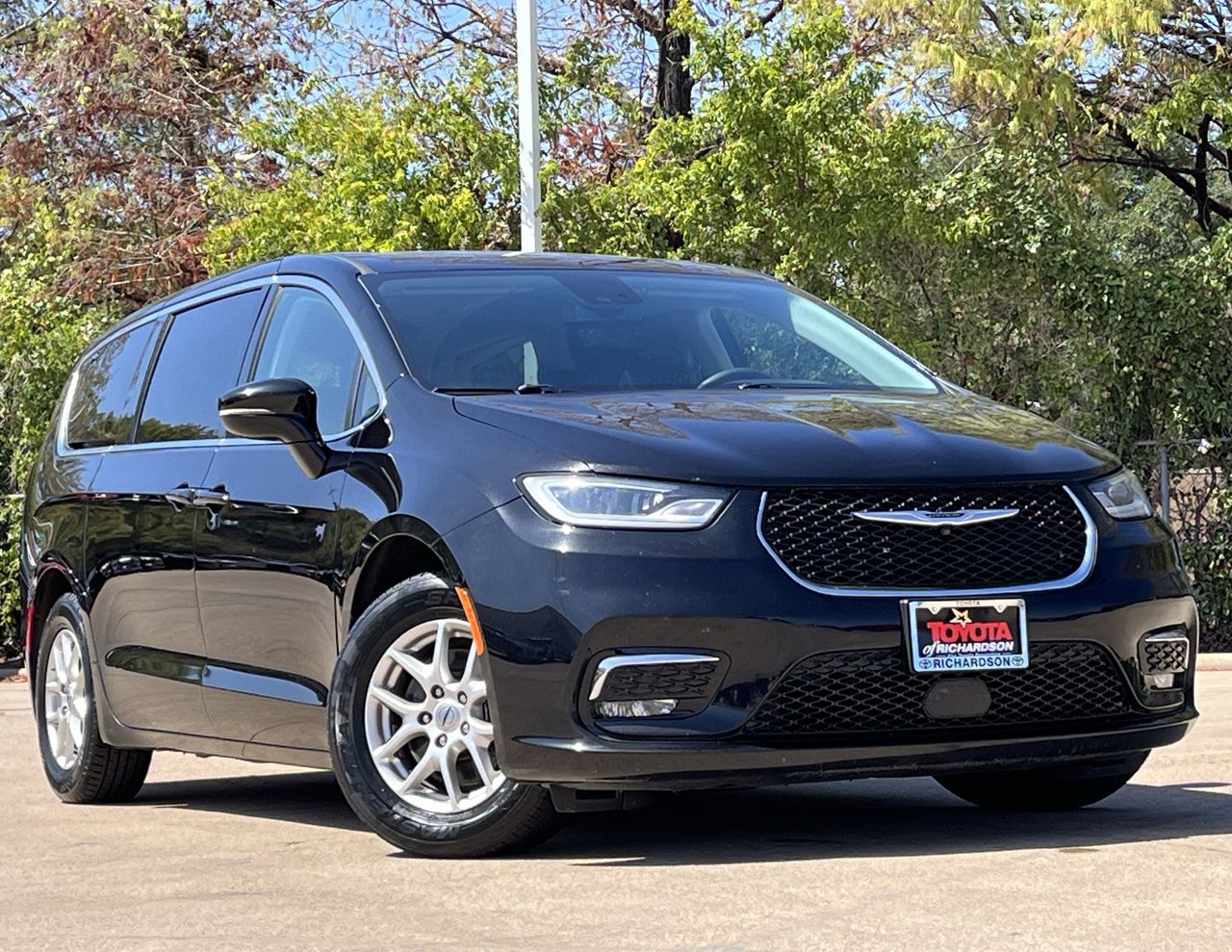Used 2024 Chrysler Pacifica Touring L w/Uconnect 5 Nav w/10.1-in Display Van Passenger Van