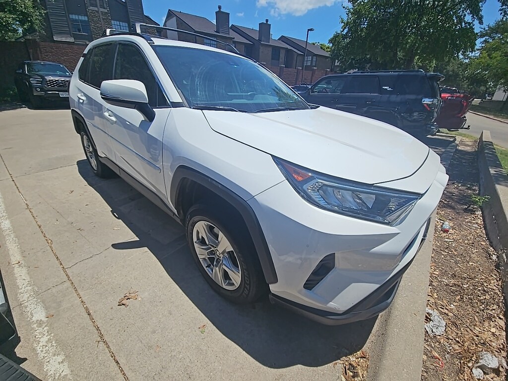 Used 2021 Toyota RAV4 XLE w/Moonroof/17-in. 5-Spoke Silver Alloy SUV