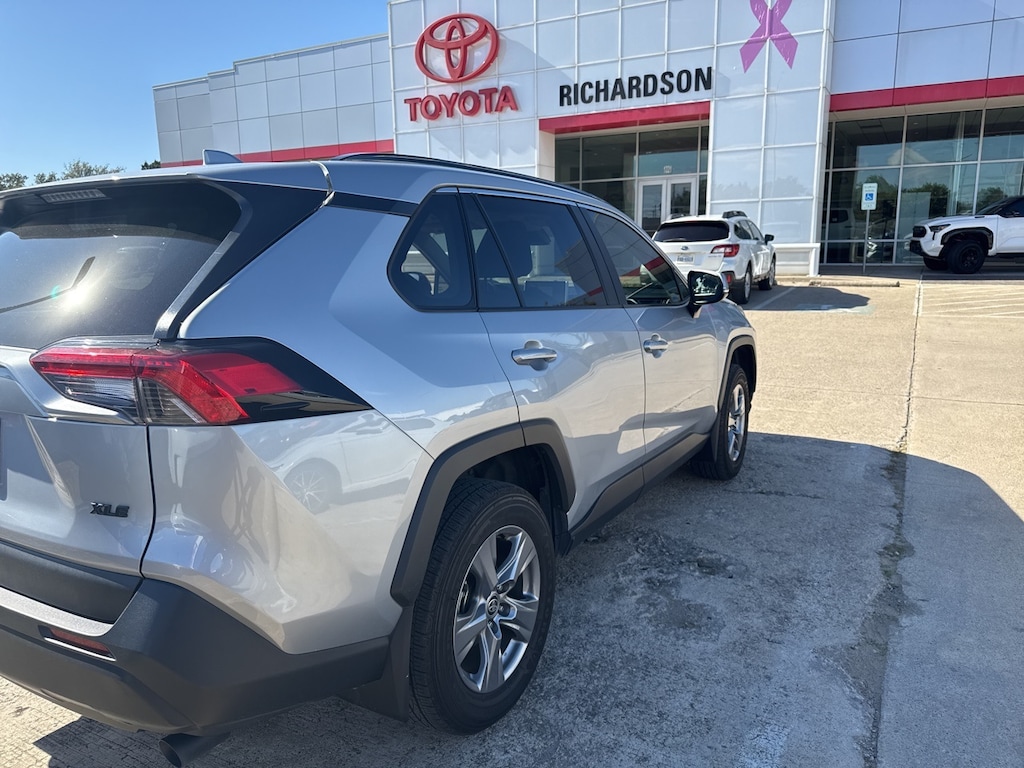 Used 2024 Toyota RAV4 XLE w17-in 5-Spoke Silver Alloy SUV