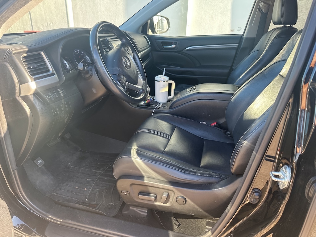 Used 2017 Toyota Highlander SE SUV