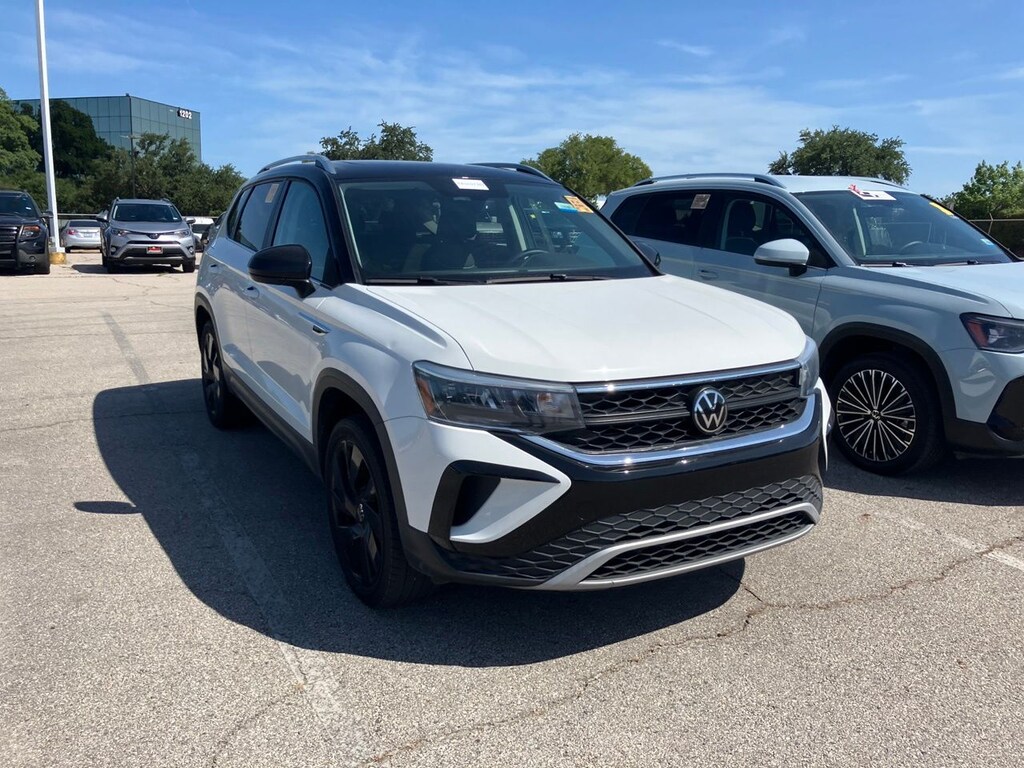Used 2024 Volkswagen Taos 1.5T SE w/Two-Tone Exterior/Panoramic Sunroof SUV