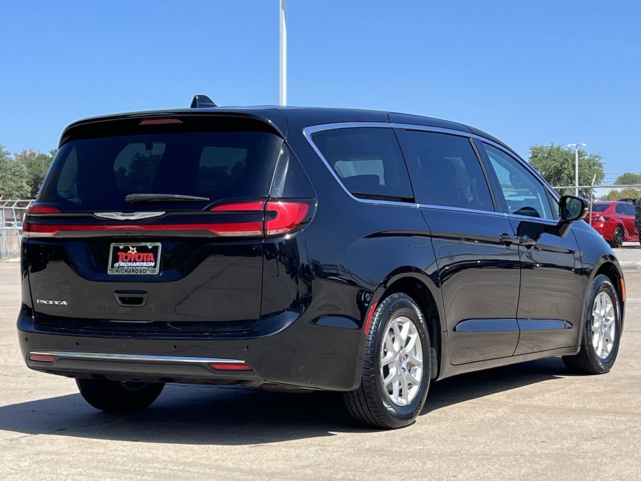 Used 2024 Chrysler Pacifica Touring L w/Uconnect 5 Nav w/10.1-in Display Van Passenger Van