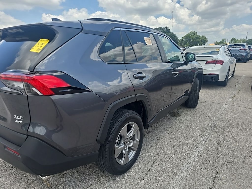 Used 2025 Toyota RAV4 XLE w/17-in 5-Spoke Silver Alloy Wheels SUV