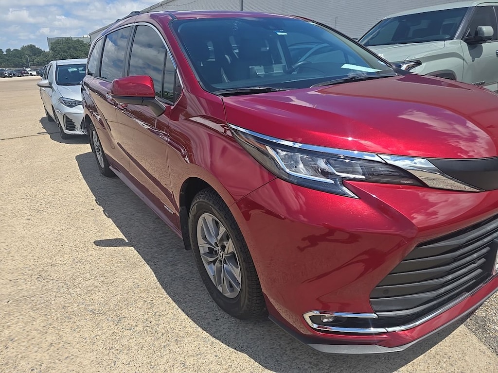 Used 2021 Toyota Sienna XLE 8 Passenger Van