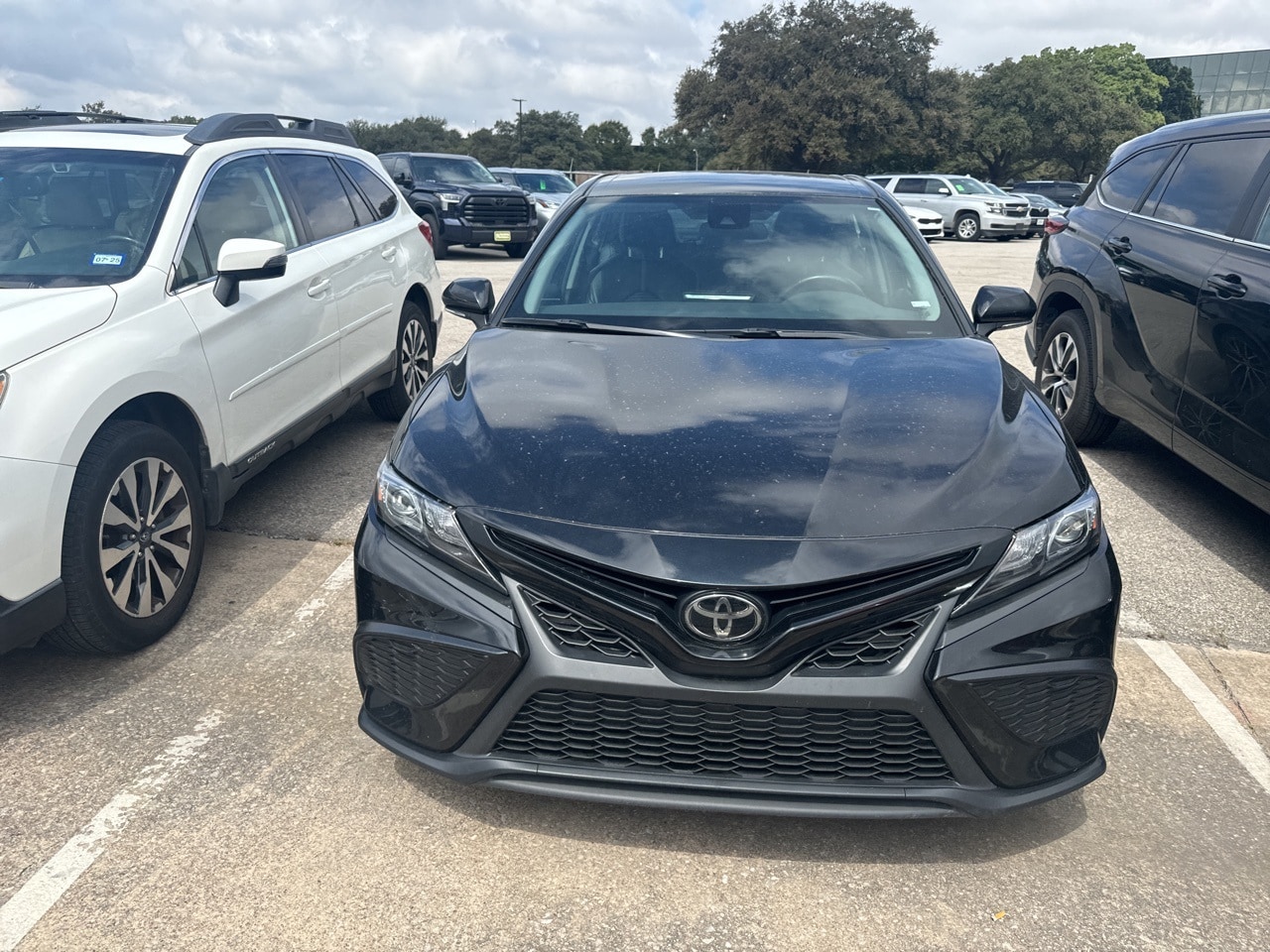 Used 2022 Toyota Camry SE with VIN 4T1G11AK7NU672568 for sale in Richardson, TX