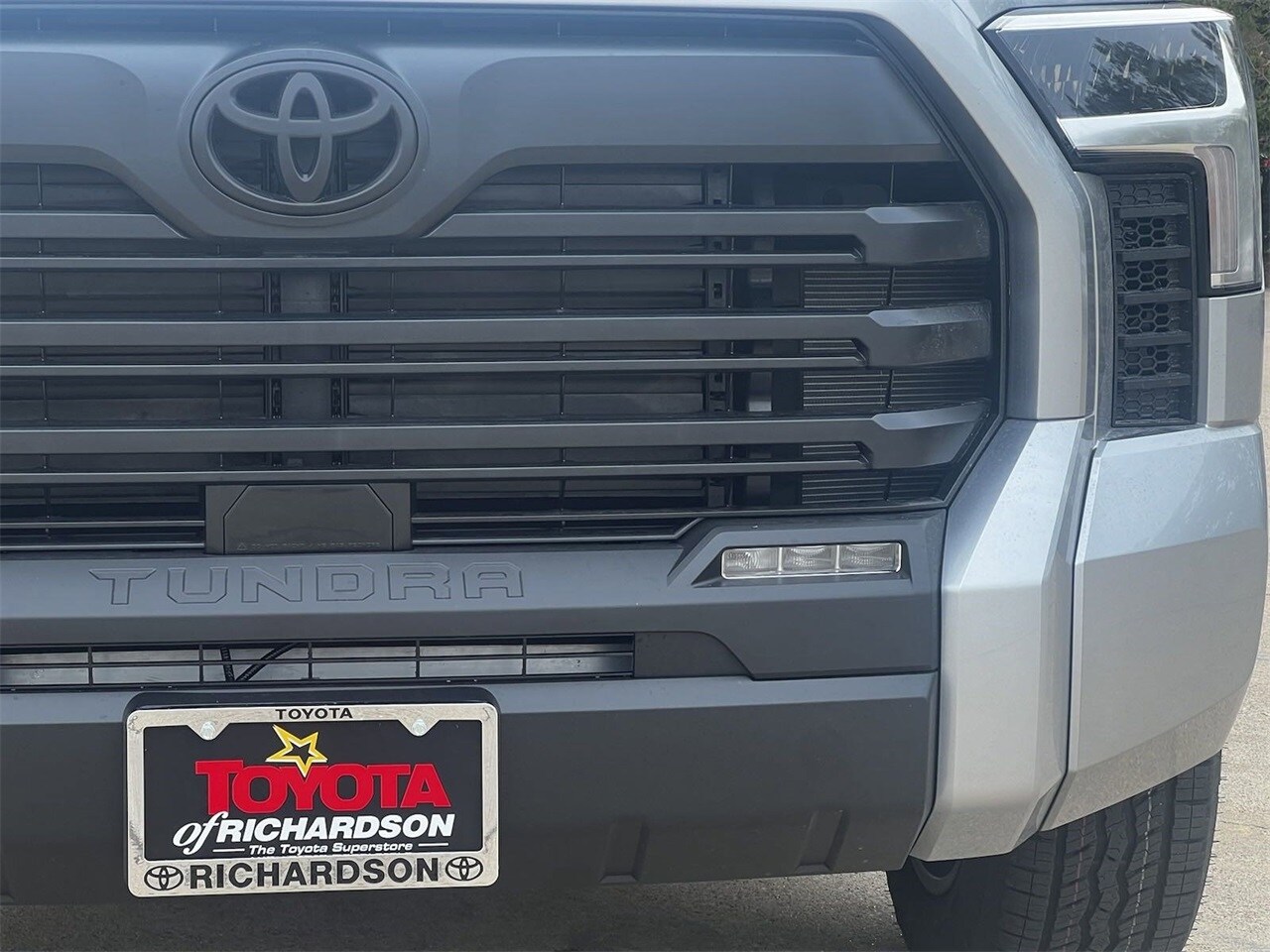 2025 Toyota Tundra SR5 CrewMax photo 4