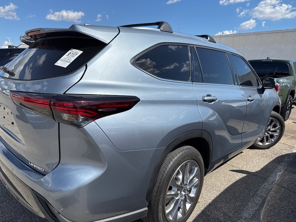 Used 2024 Toyota Highlander LE w/18-Inch Painted Alloy Wheels SUV