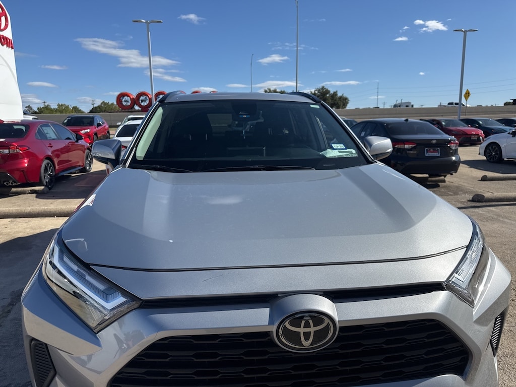 Used 2024 Toyota RAV4 XLE w17-in 5-Spoke Silver Alloy SUV