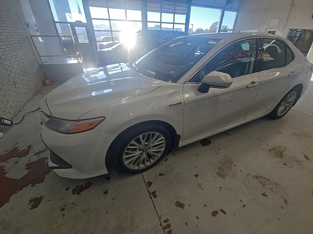 Used 2020 Toyota Camry Hybrid XLE Sedan