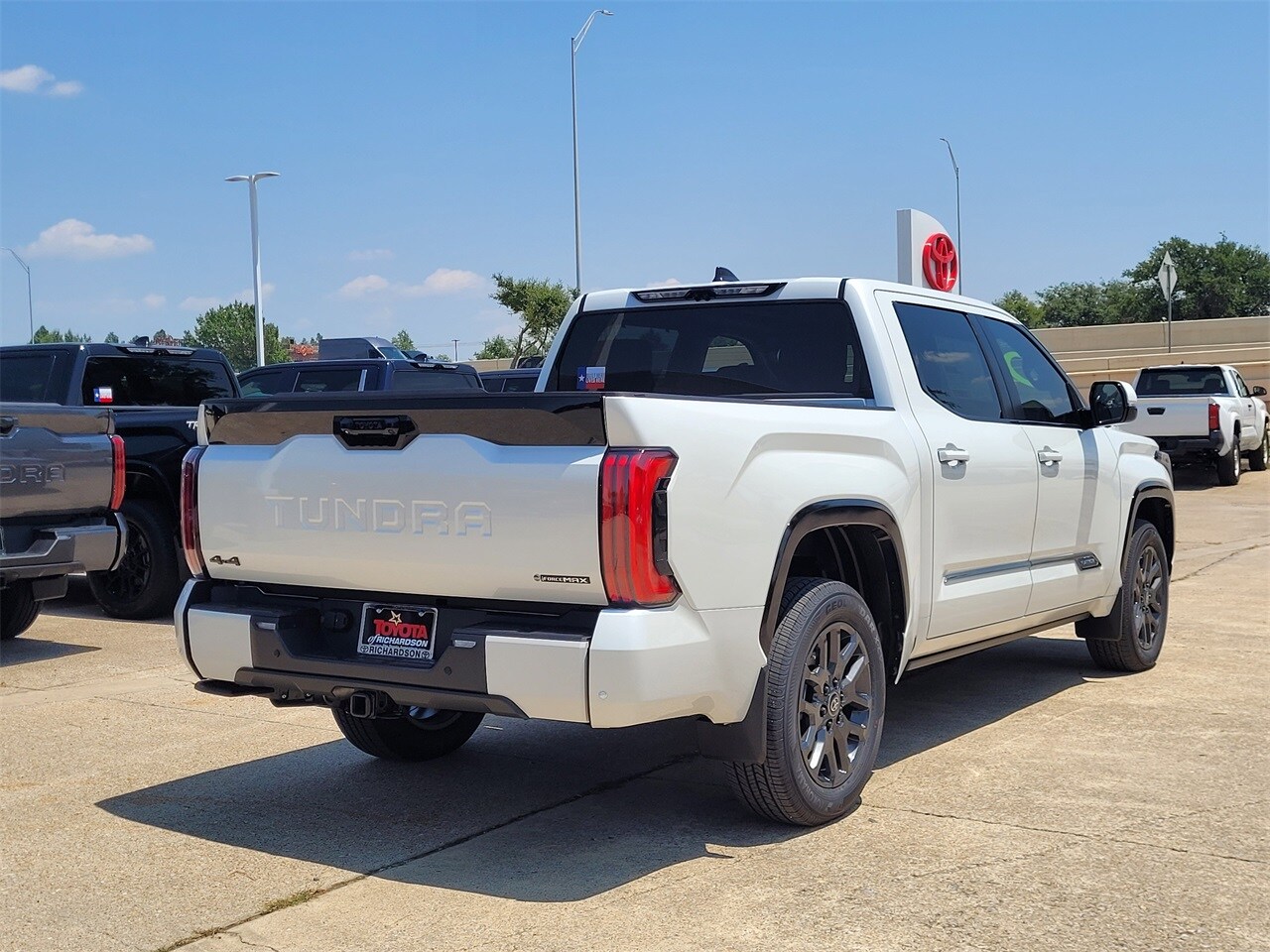2025 Toyota Tundra Platinum CrewMax photo 4